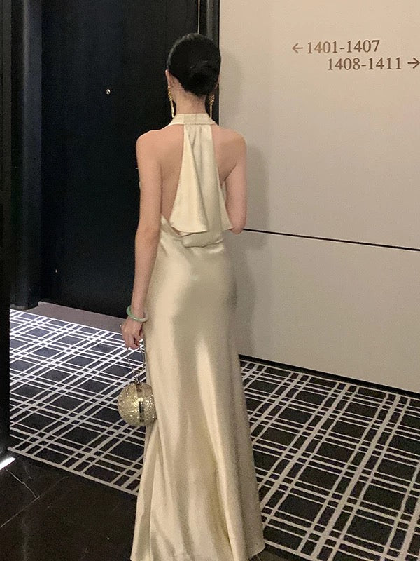 Bescheidenes Meerjungfrauen-Neckholder-Knielanges Champagner-Outfit für den 21. Geburtstag Elegante Sommer-formelle Hochzeitsgastkleider N3999