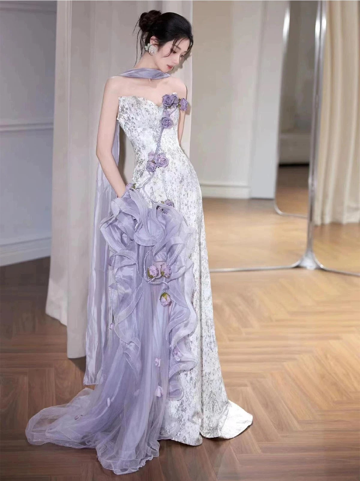 Glitzerndes Meerjungfrauen-Abendkleid mit herzförmigem Ausschnitt in Flieder mit Blumen, bodenlang, Inspiration für Abend-Outfits RB5164
