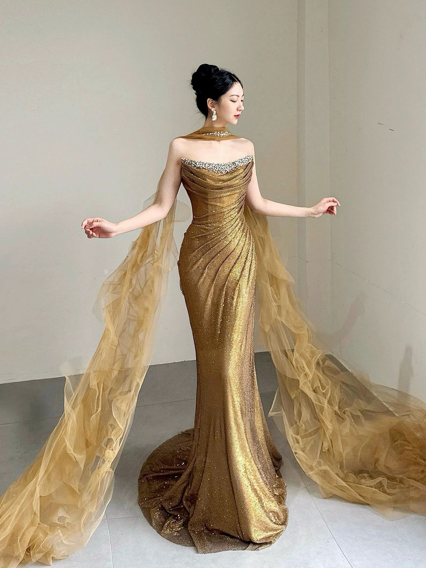 Sparkling Mermaid Strapless Gold Sequin Sleeveless Long Prom Dresses With Scarf For Women N4242