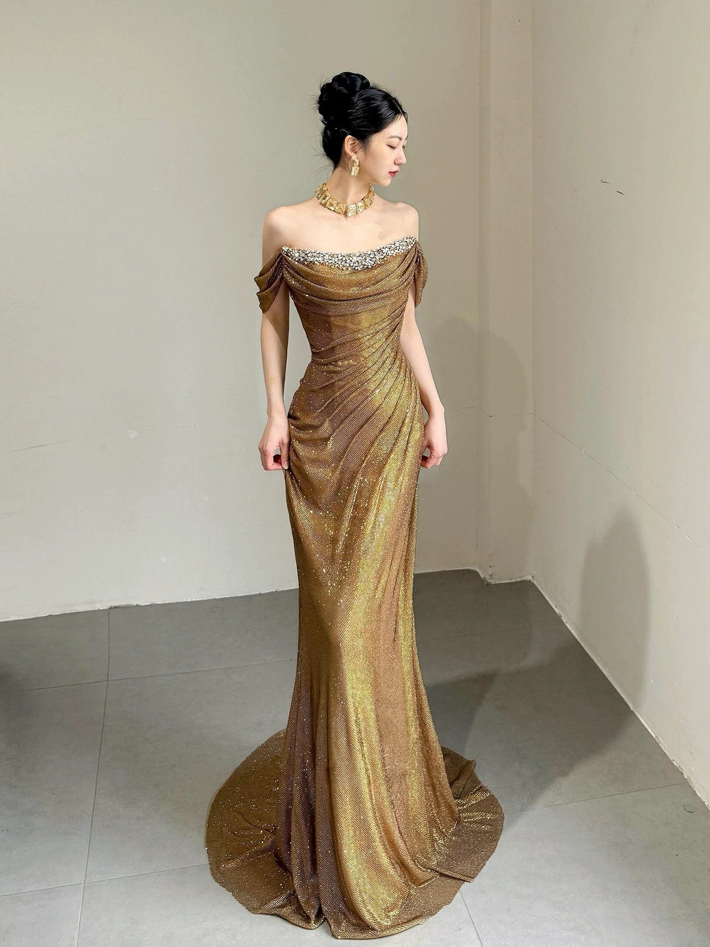 Sparkling Mermaid Strapless Gold Sequin Sleeveless Long Prom Dresses With Scarf For Women N4242
