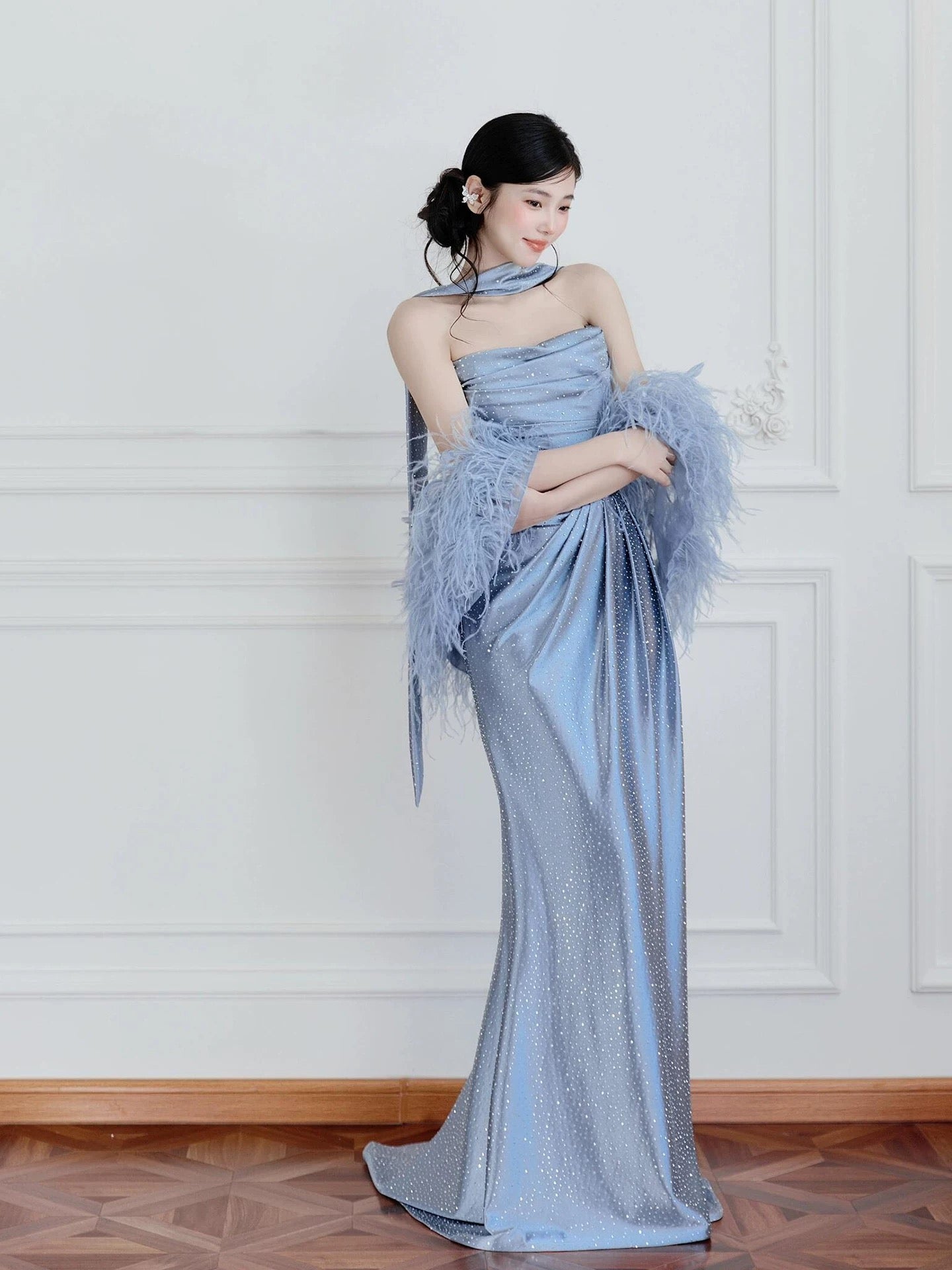Robe de soirée longue N4257 sexy sirène bustier en satin bleu poudré sans manches avec cape en plumes pour femmes