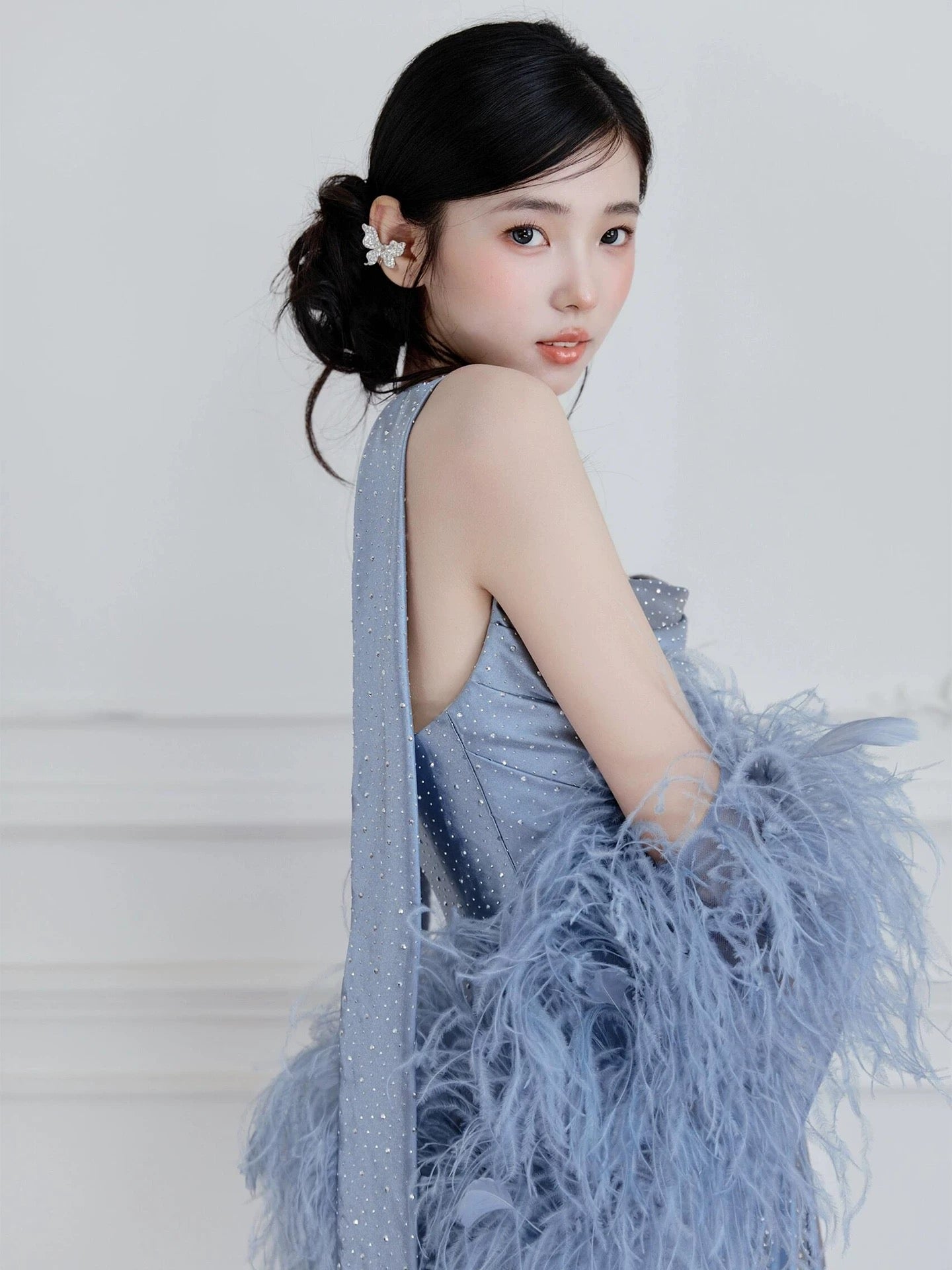 Robe de soirée longue N4257 sexy sirène bustier en satin bleu poudré sans manches avec cape en plumes pour femmes