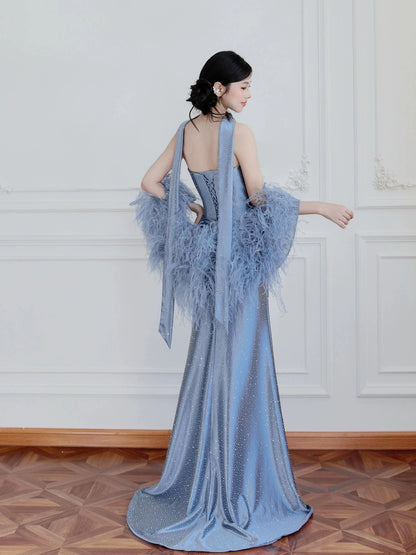 Robe de soirée longue N4257 sexy sirène bustier en satin bleu poudré sans manches avec cape en plumes pour femmes
