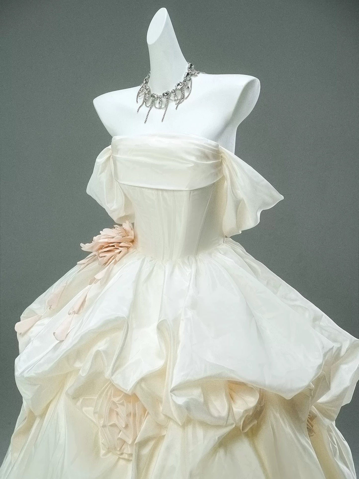 Princess Style Ball Gown Off The Shoulder White Satin With Flowers Long 15 Quinceanera Dresses Photo Ideas Formal Outfit RB5510