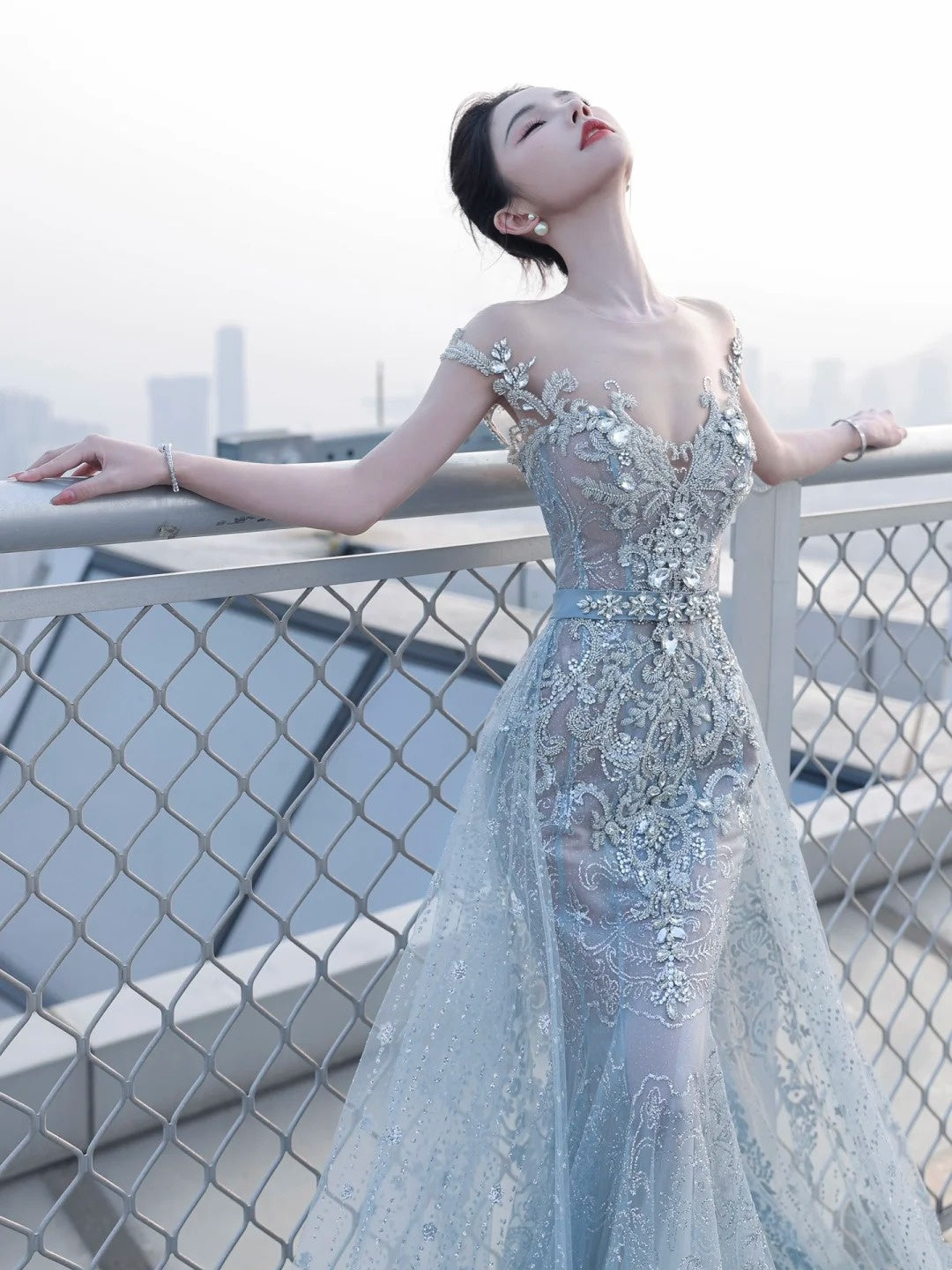 Robe de mariée sirène scintillante à épaules dénudées, sequins argentés et gris, longue et cintrée, référence N1266