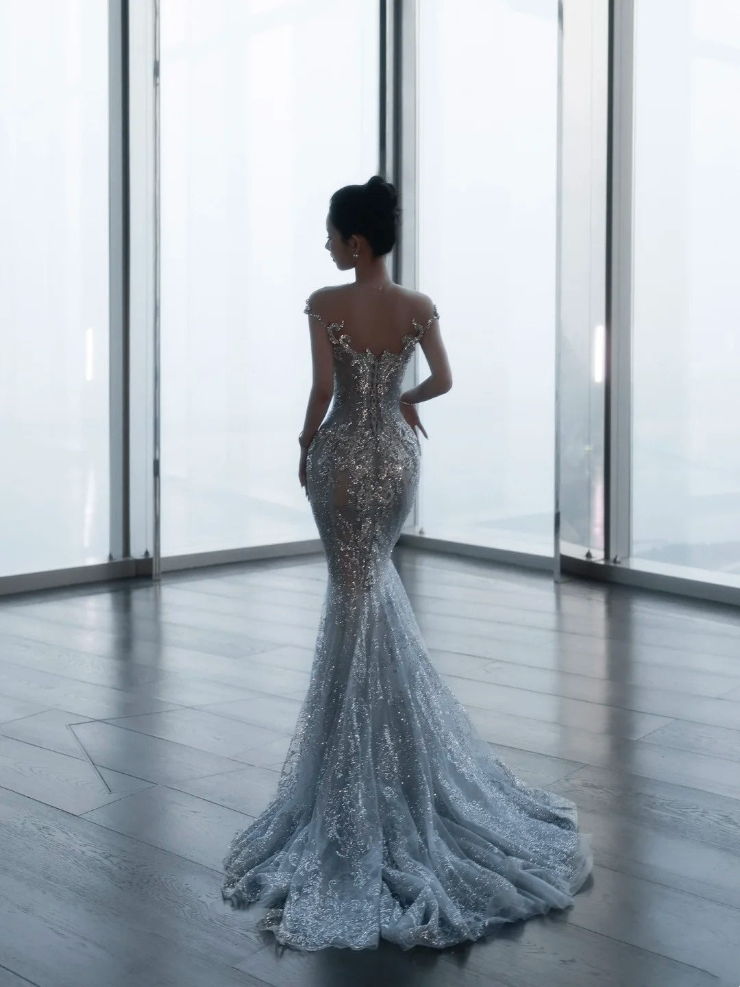 Robe de mariée sirène scintillante à épaules dénudées, sequins argentés et gris, longue et cintrée, référence N1266