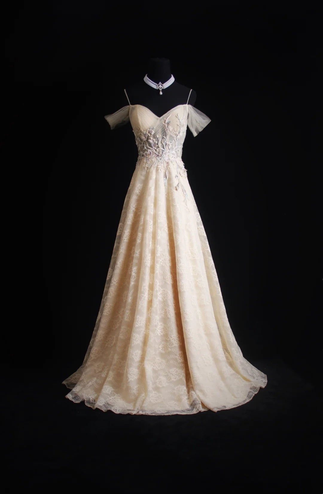 Retro-A-Linien-Abendkleid aus Tüll mit Spaghettiträgern und bodenlanger Verarbeitung sowie applizierter Perlenstickerei AB1584