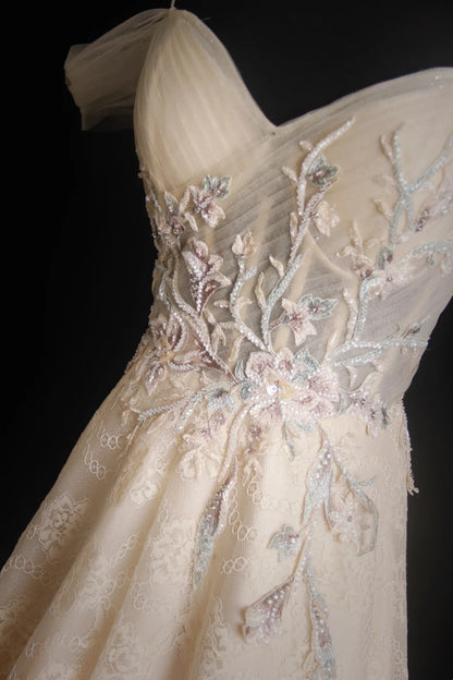 Retro-A-Linien-Abendkleid aus Tüll mit Spaghettiträgern und bodenlanger Verarbeitung sowie applizierter Perlenstickerei AB1584