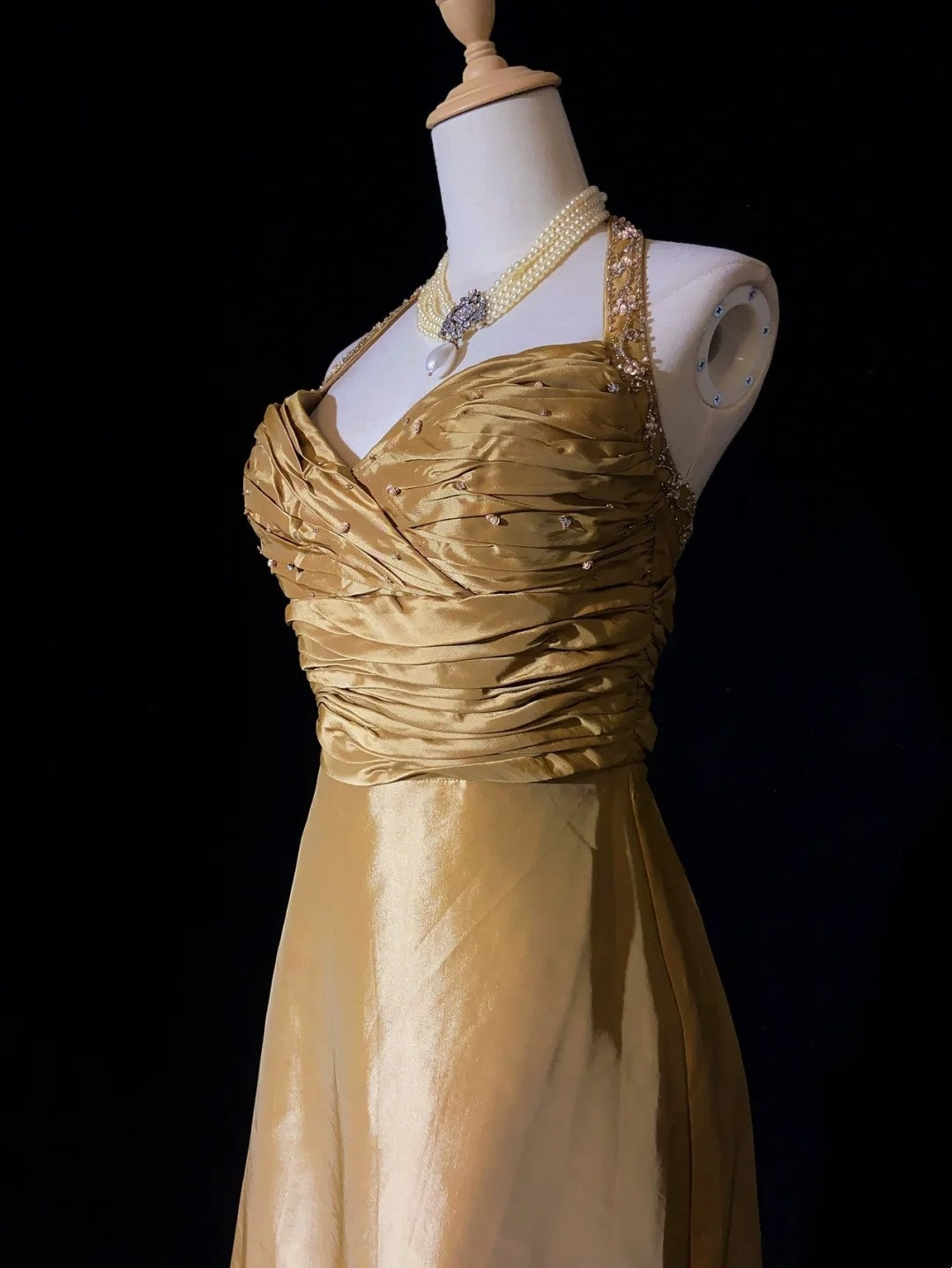 Magnifique Robe de Bal Idée Robe de Soirée Formelle Longue Dorée en Satin Col Halter Perlé Coupe A-Line pour Femme N3196