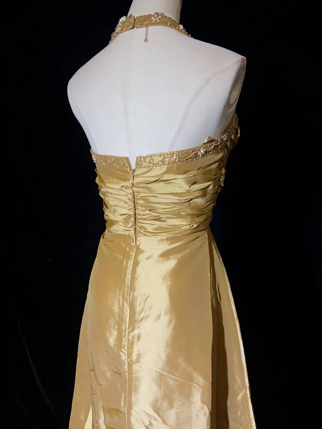 Magnifique Robe de Bal Idée Robe de Soirée Formelle Longue Dorée en Satin Col Halter Perlé Coupe A-Line pour Femme N3196