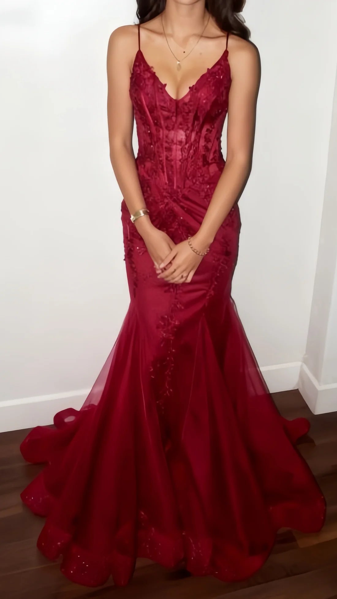 Meerjungfrauen-Abendkleid aus burgunderrotem Tüll mit V-Ausschnitt und Spitze, formelles Abendkleid AB543