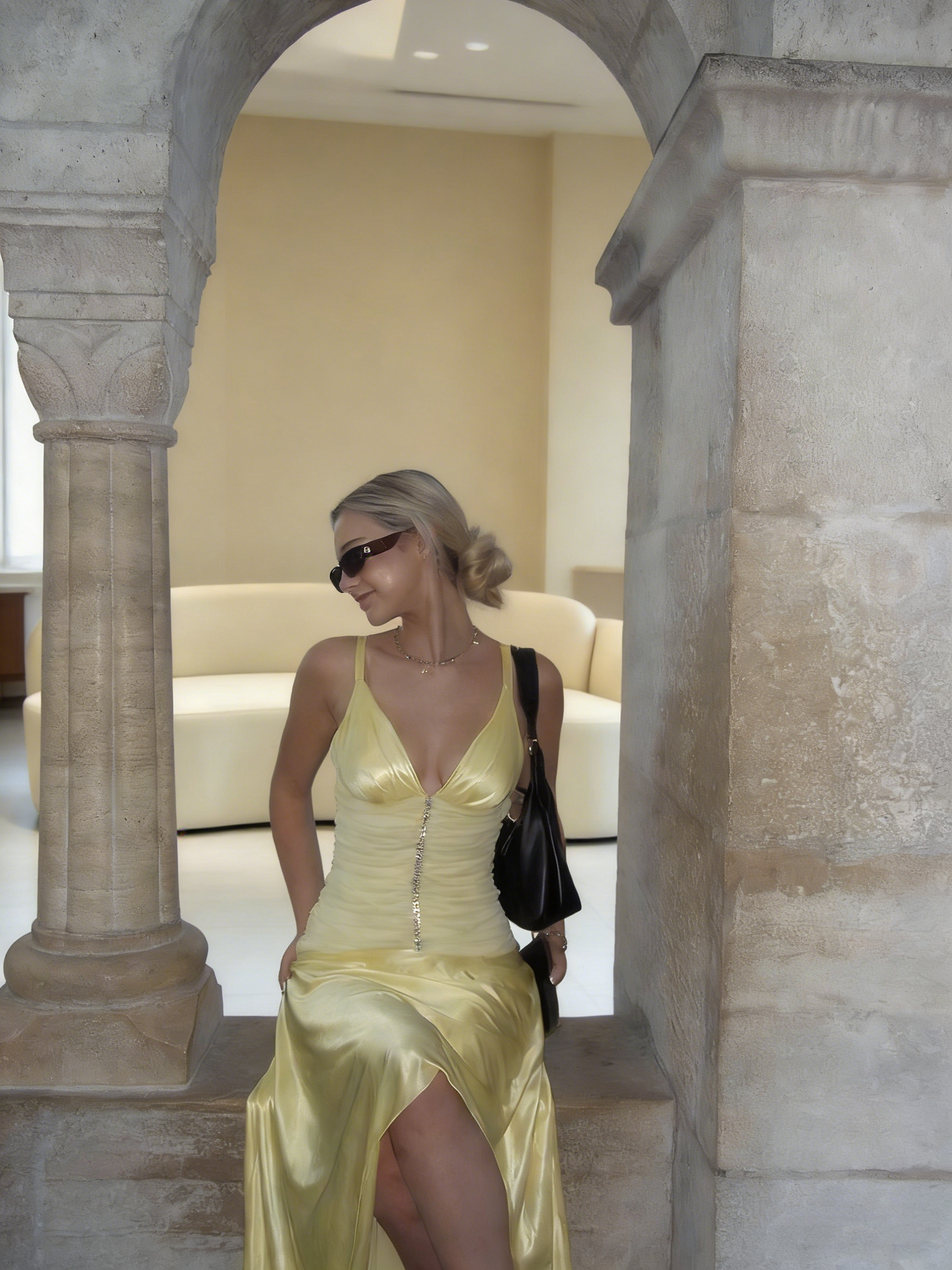 Robe de bal longue jaune satinée, coupe trapèze, col en V, taille basse, fente, idéale pour les lycéennes et les jeunes filles en fin d'année (N003)