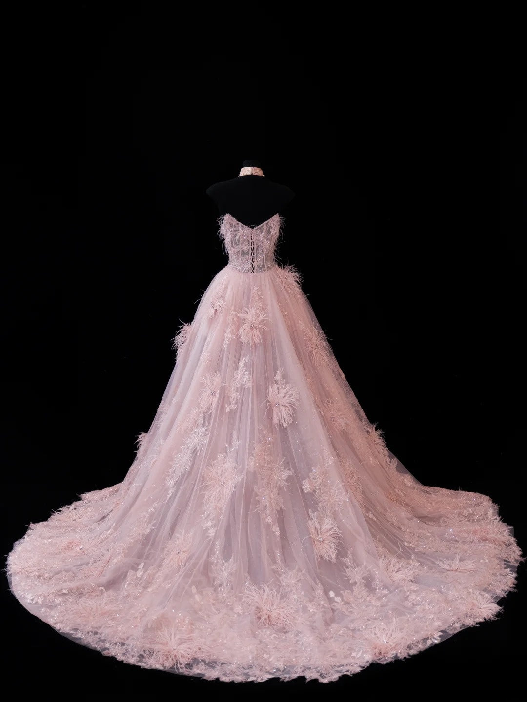 Robe de bal chic sans bretelles, courte, rose en dentelle avec applications de plumes, inspiration robe de soirée formelle, robe de bal N150