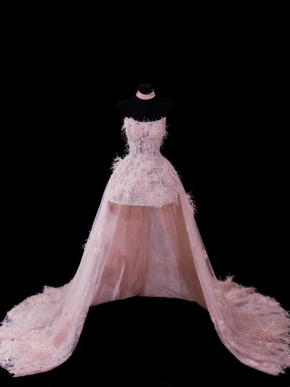 Robe de bal chic sans bretelles, courte, rose en dentelle avec applications de plumes, inspiration robe de soirée formelle, robe de bal N150
