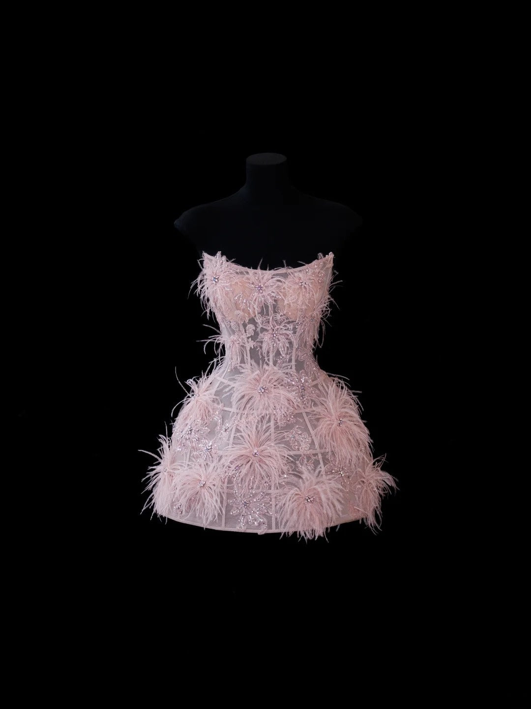Robe de bal chic sans bretelles, courte, rose en dentelle avec applications de plumes, inspiration robe de soirée formelle, robe de bal N150