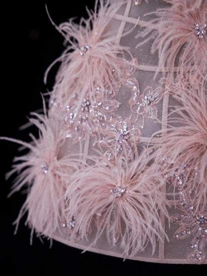 Robe de bal chic sans bretelles, courte, rose en dentelle avec applications de plumes, inspiration robe de soirée formelle, robe de bal N150