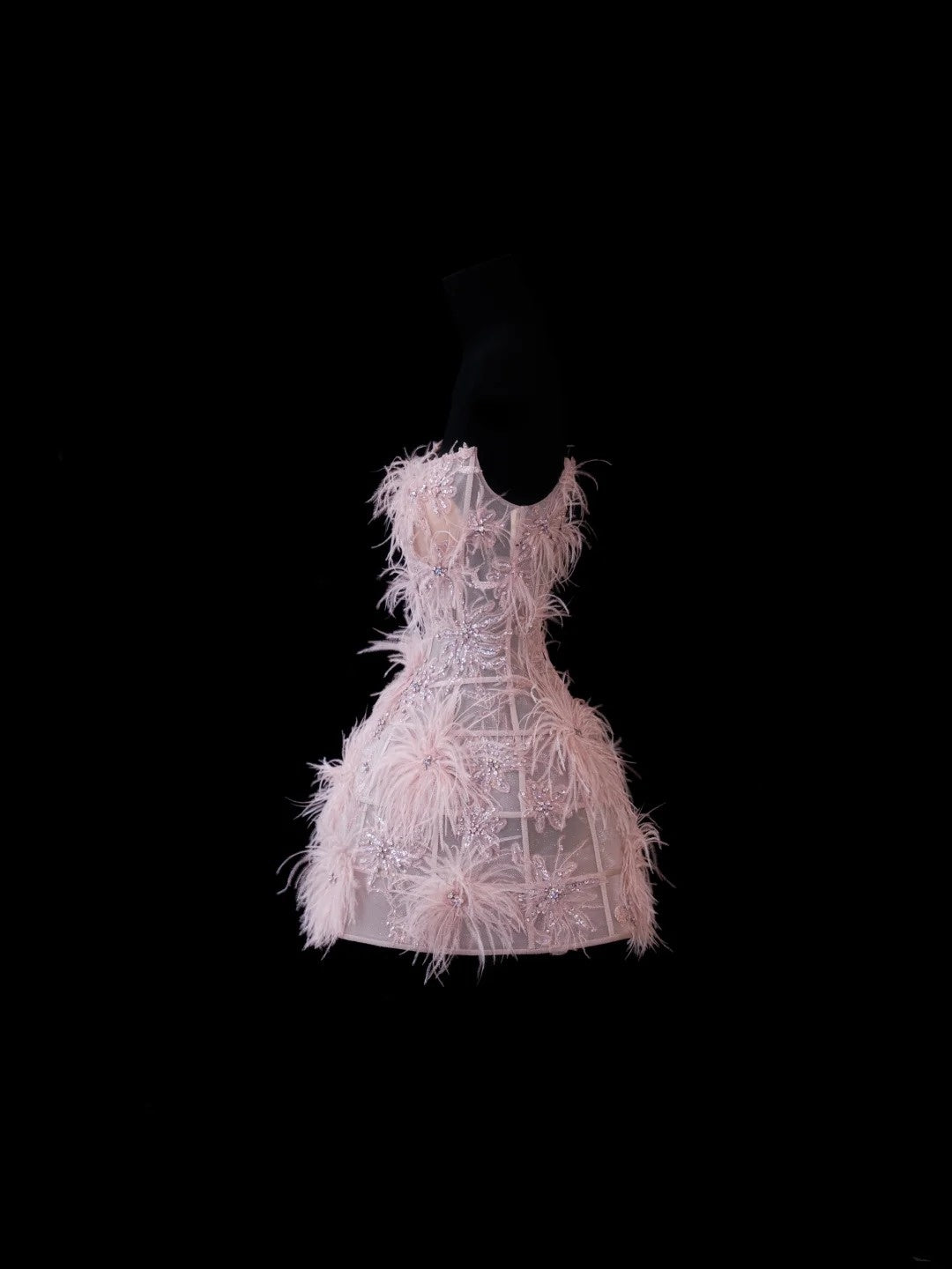 Robe de bal chic sans bretelles, courte, rose en dentelle avec applications de plumes, inspiration robe de soirée formelle, robe de bal N150
