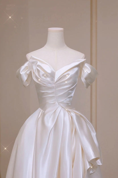 Robe de mariée intemporelle, coupe trapèze, épaules dénudées, manches courtes, satin plissé, robe de mariée longue et cintrée N159