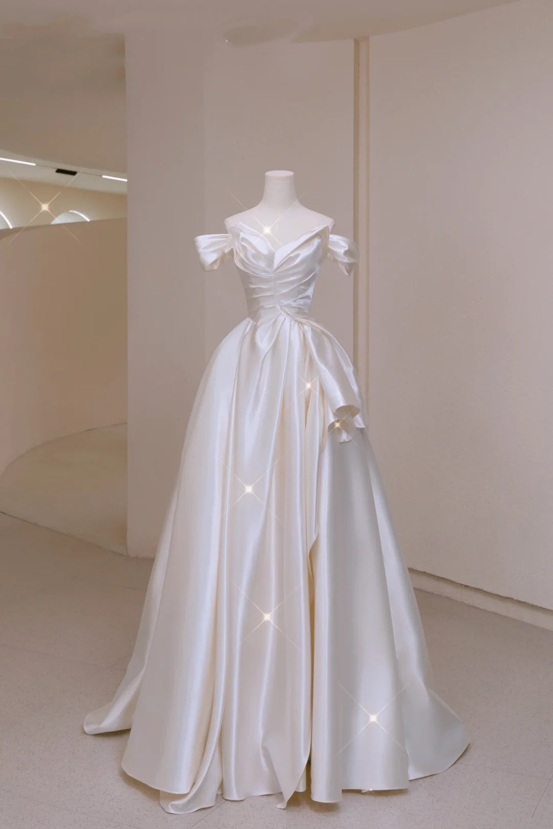 Robe de mariée intemporelle, coupe trapèze, épaules dénudées, manches courtes, satin plissé, robe de mariée longue et cintrée N159