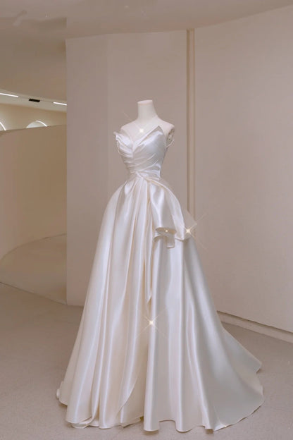 Robe de mariée intemporelle, coupe trapèze, épaules dénudées, manches courtes, satin plissé, robe de mariée longue et cintrée N159