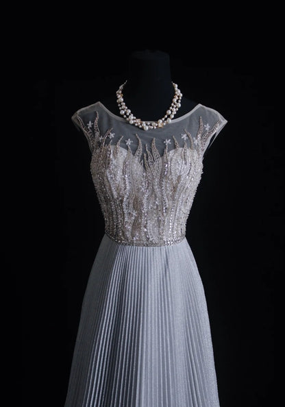 Robe de bal vintage, coupe trapèze, col rond, plissée, gris argenté, corsage orné de perles, inspiration robe de soirée formelle N167