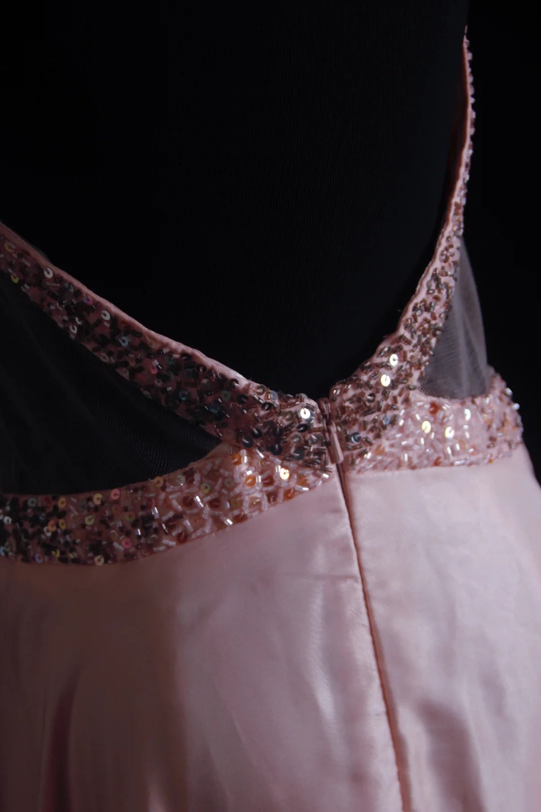 Robe de bal vintage esthétique, coupe trapèze, dos nu rose, corsage orné de perles, inspiration robe de soirée formelle N168
