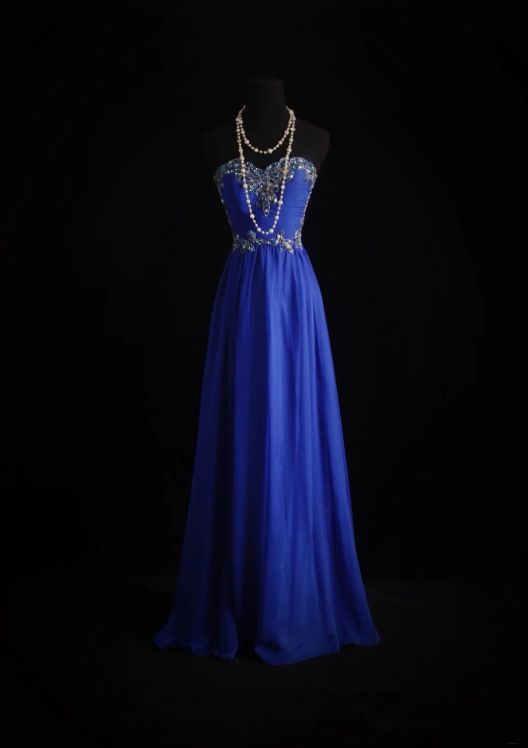 Robe de bal longue vintage bleu roi, coupe trapèze, décolleté cœur, ornée de perles argentées. Inspiration robe de soirée formelle N193