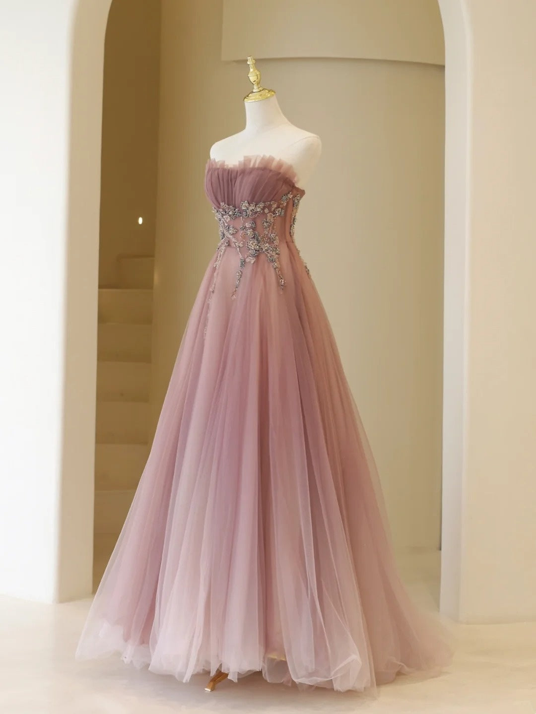 Stilvolles, trägerloses, langes A-Linien-Abendkleid aus altrosa Tüll – Inspiration für formelle Anlässe und Partys (Modell N198)