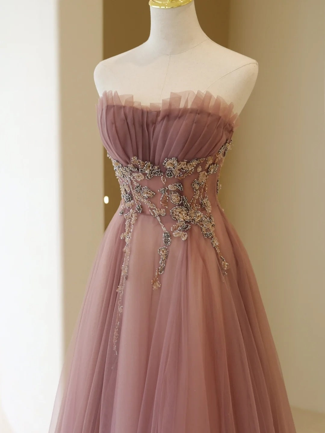 Stilvolles, trägerloses, langes A-Linien-Abendkleid aus altrosa Tüll – Inspiration für formelle Anlässe und Partys (Modell N198)