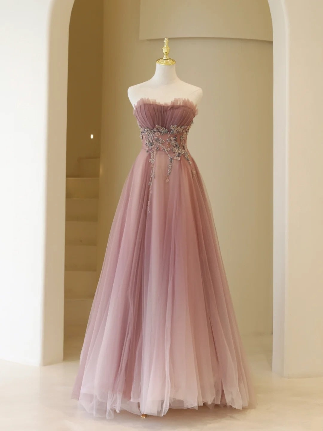 Stilvolles, trägerloses, langes A-Linien-Abendkleid aus altrosa Tüll – Inspiration für formelle Anlässe und Partys (Modell N198)
