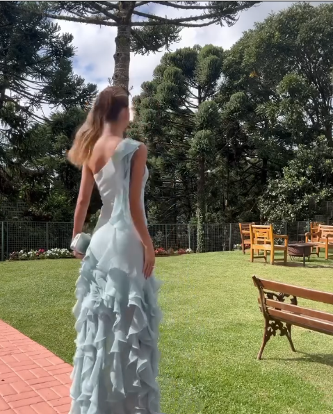 Einfaches, schulterfreies, hellblaues Chiffon-Abendkleid im Meerjungfrauenstil mit Rüschen, ideal für Hochzeiten und Partys (Modell N289).