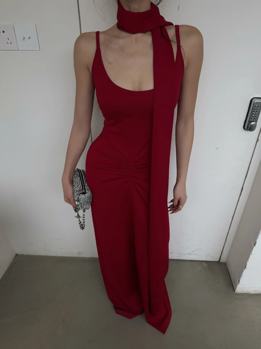 Robe de bal longue rouge à fines bretelles spaghetti et foulard, style sirène, N403