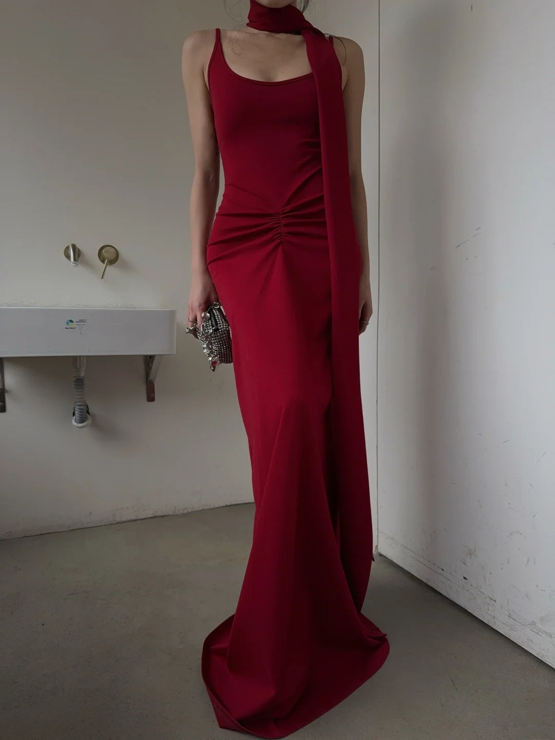 Robe de bal longue rouge à fines bretelles spaghetti et foulard, style sirène, N403