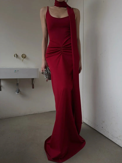 Robe de bal longue rouge à fines bretelles spaghetti et foulard, style sirène, N403