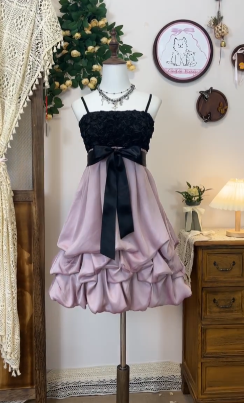 Robe de soirée courte de fin d'études en satin lilas à fines bretelles, de type spaghetti, pour bal de promo N4570
