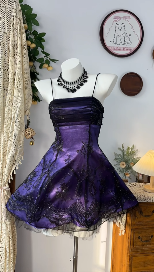 Jolie Robe de Bal Courte à Bretelles Fines Violet Satin Dentelle Noire Robe de Cérémonie de Fin d'Année Lycée N4604