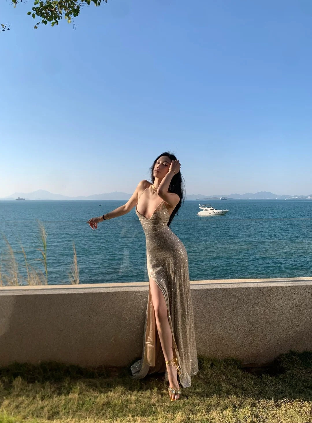 Robe de bal longue champagne à fines bretelles et corset fendu, style sirène scintillante. Inspiration pour une tenue de 18 ans ou une robe de soirée (N486).