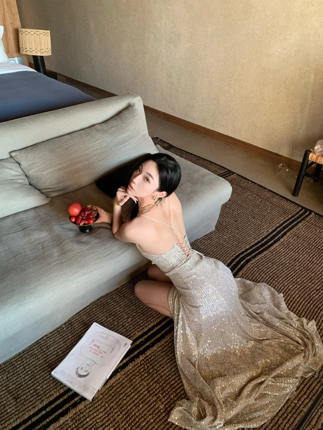 Robe de bal longue champagne à fines bretelles et corset fendu, style sirène scintillante. Inspiration pour une tenue de 18 ans ou une robe de soirée (N486).