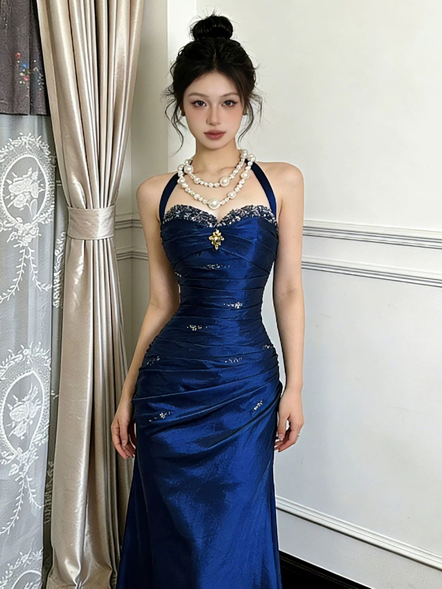 Elegantes, burgunderrotes, langes Meerjungfrauen-Neckholder-Abendkleid aus Satin, perfekt für Abschlussball und Tanz N529