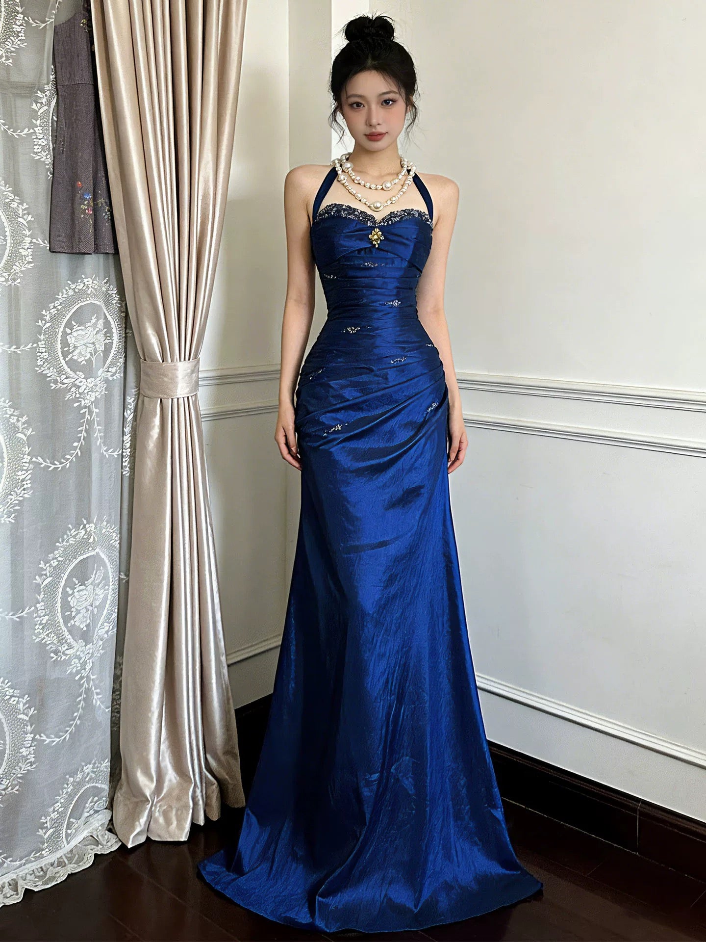 Elegantes, burgunderrotes, langes Meerjungfrauen-Neckholder-Abendkleid aus Satin, perfekt für Abschlussball und Tanz N529