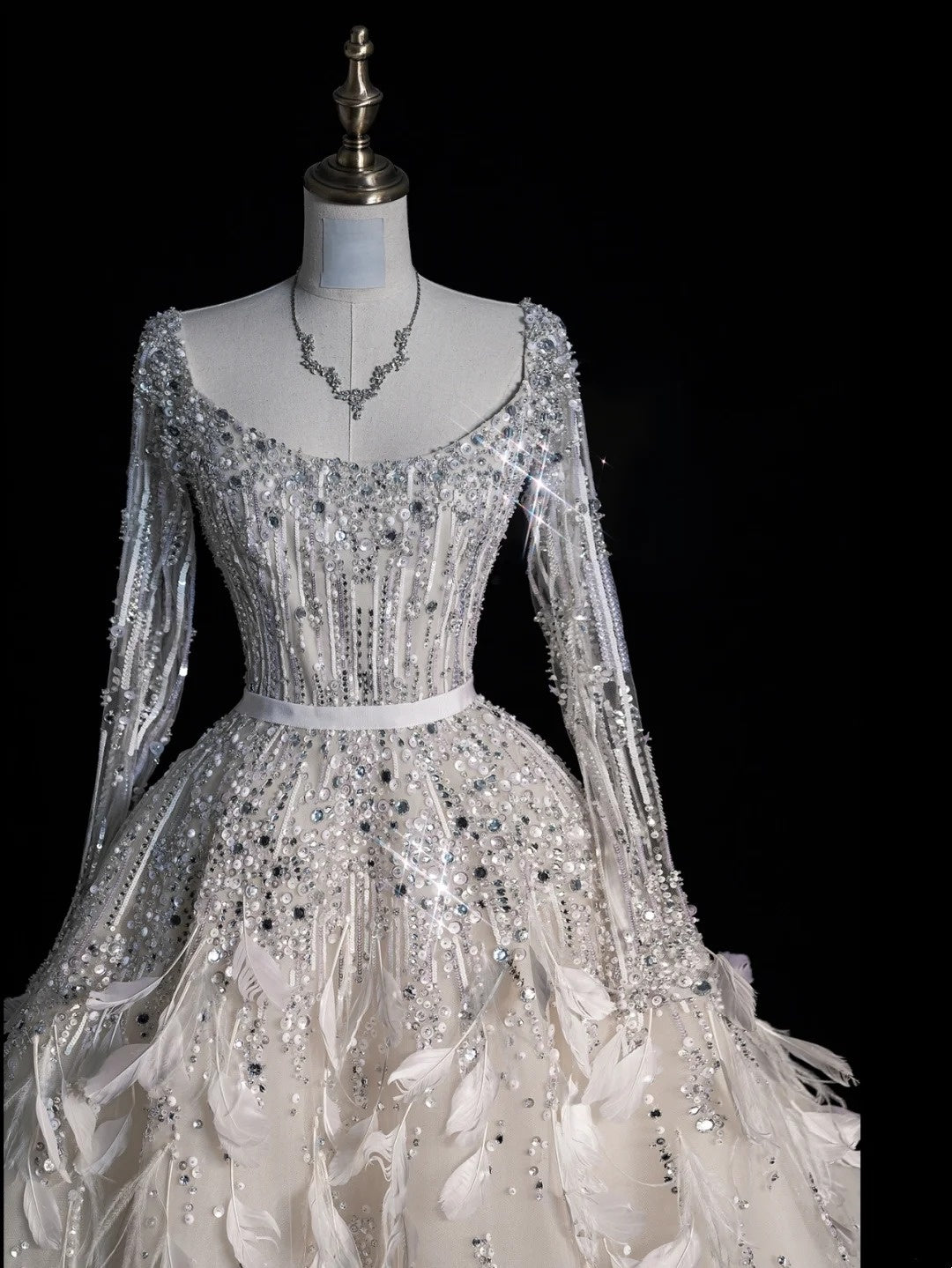 Robe de mariée civile, robe de bal, col carré, tulle blanc, manches longues, bustier orné de plumes, robe de mariée cintrée N612