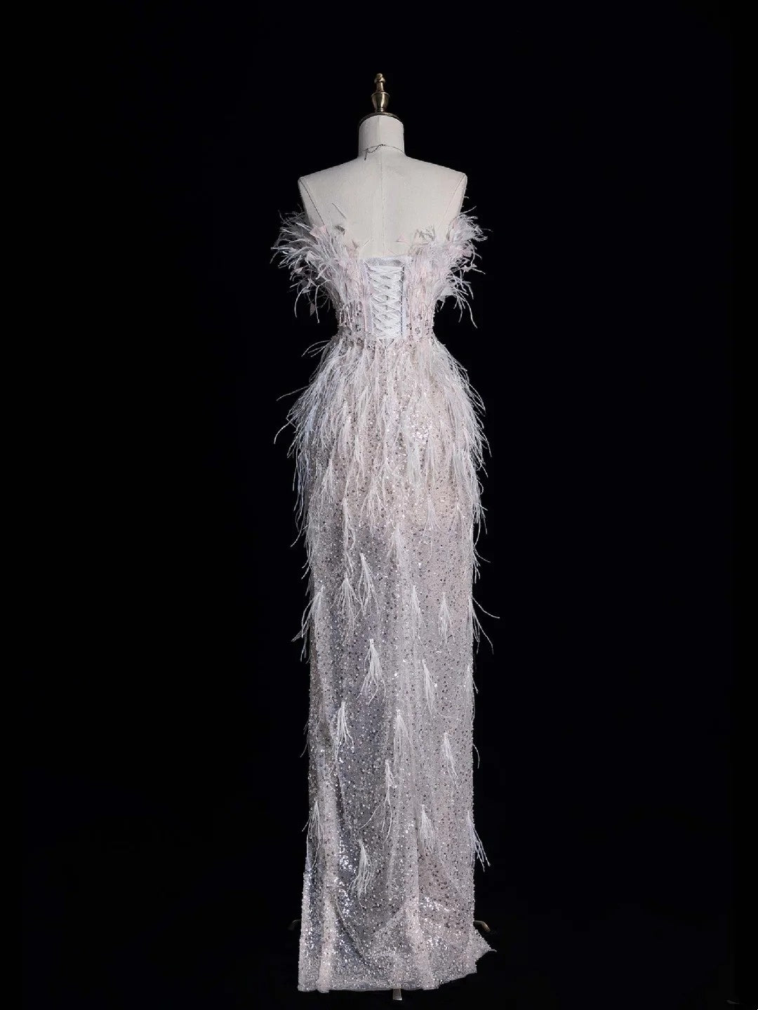Robe de mariée civile fourreau bustier blanc à sequins et fente ornée de plumes, coupe ajustée N613