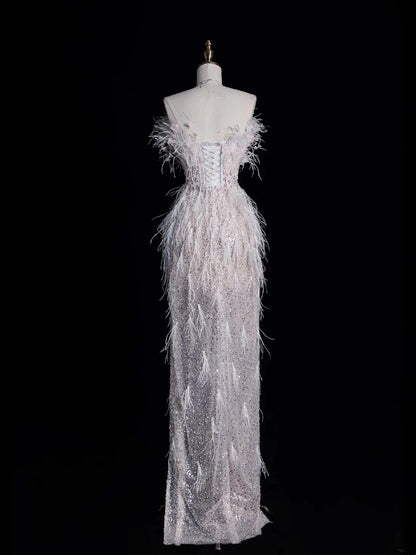 Robe de mariée civile fourreau bustier blanc à sequins et fente ornée de plumes, coupe ajustée N613
