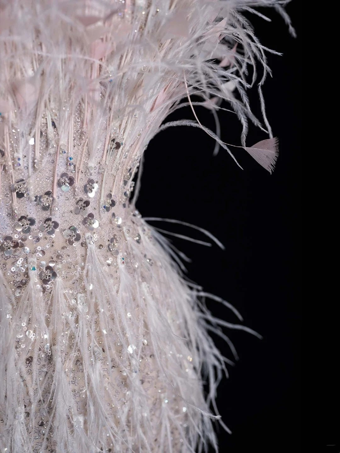 Robe de mariée civile fourreau bustier blanc à sequins et fente ornée de plumes, coupe ajustée N613