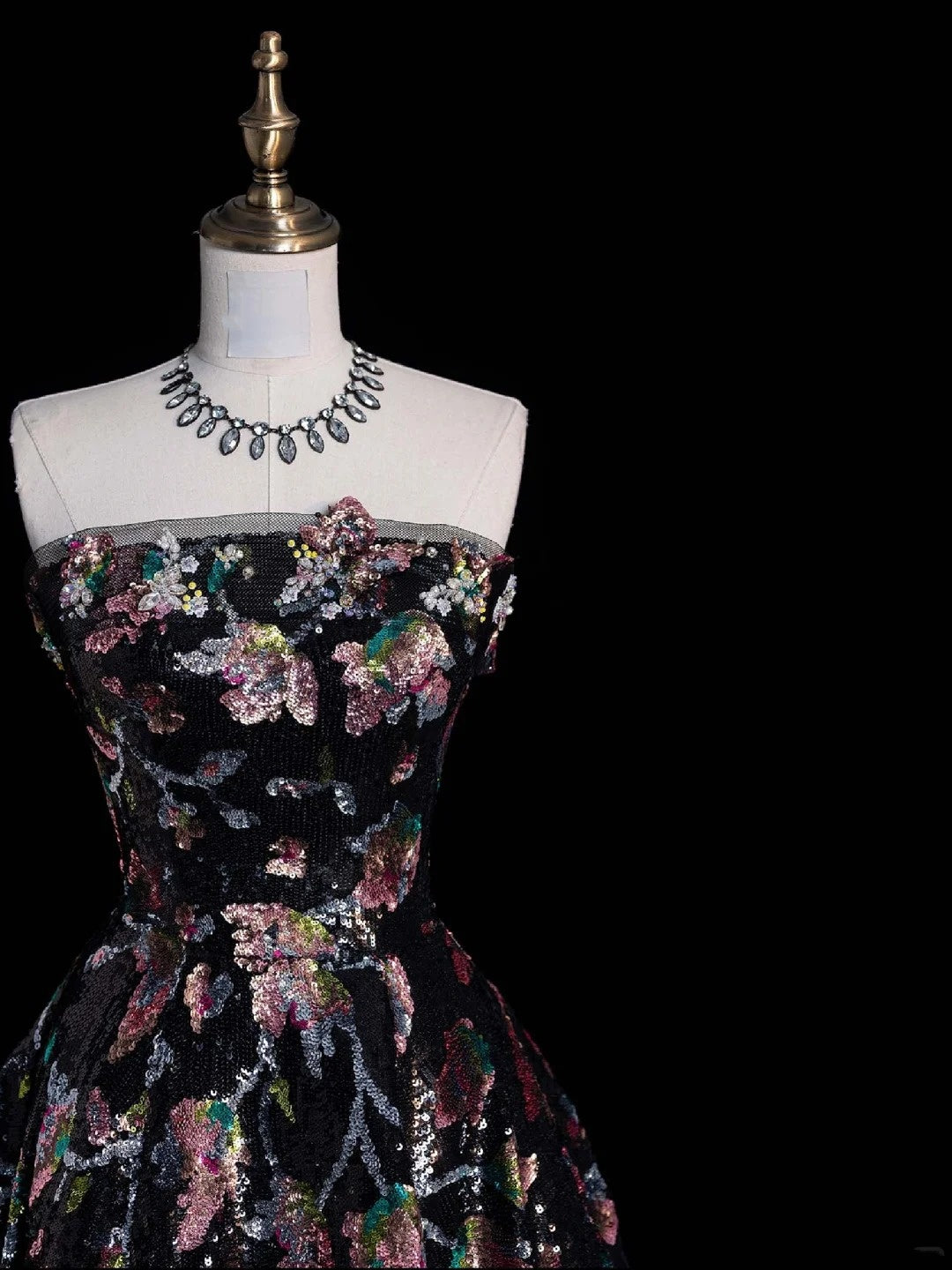 Robe de bal longue et féérique, bustier à sequins noirs à fleurs et à plis, style N614