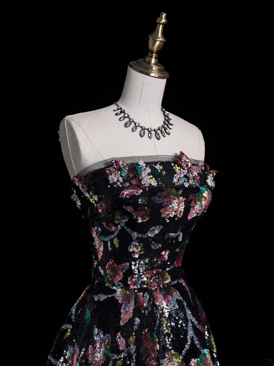 Robe de bal longue et féérique, bustier à sequins noirs à fleurs et à plis, style N614