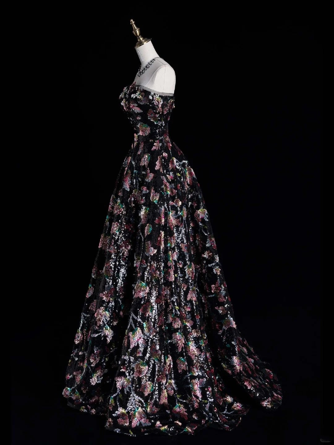 Robe de bal longue et féérique, bustier à sequins noirs à fleurs et à plis, style N614