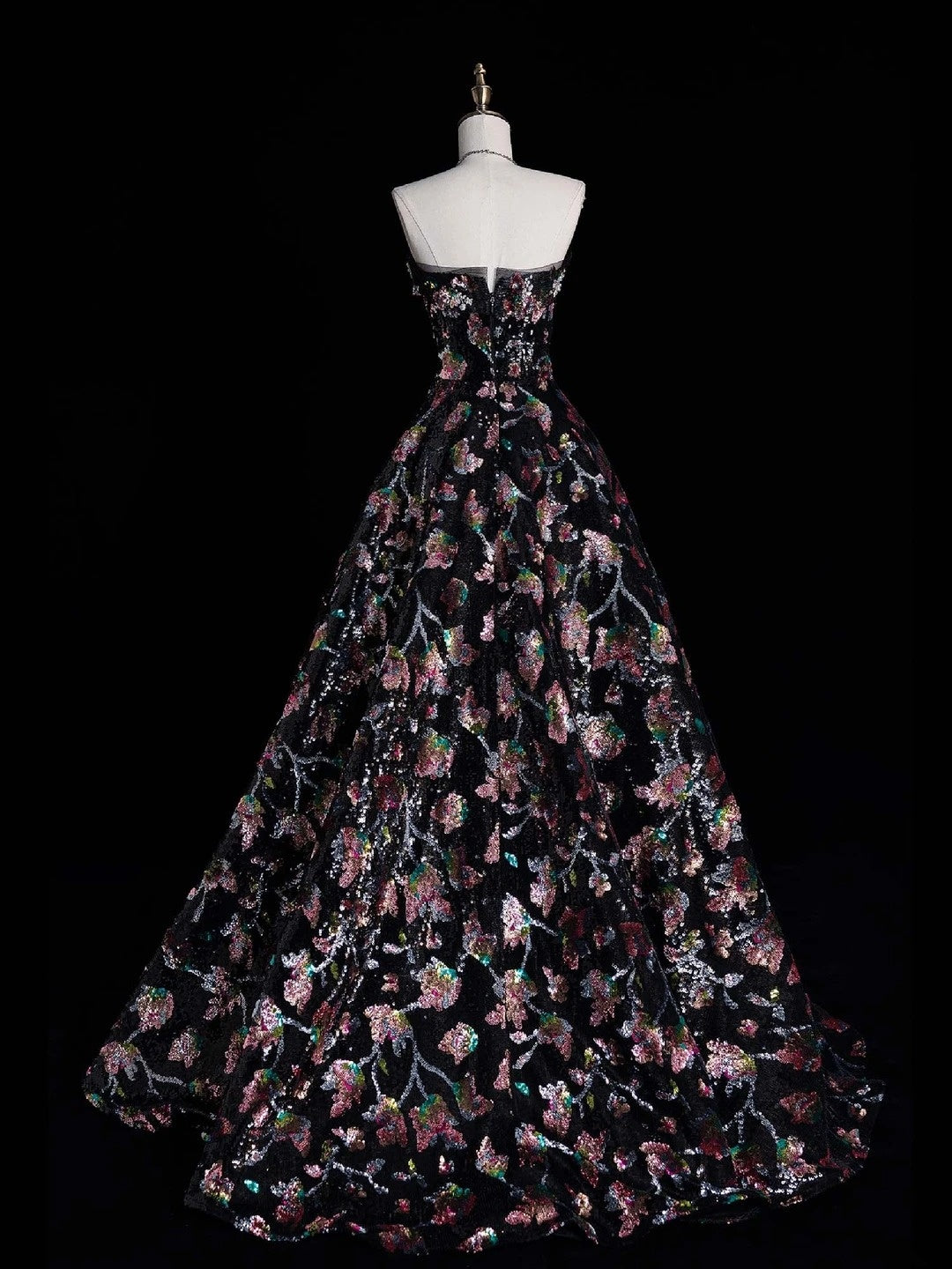 Robe de bal longue et féérique, bustier à sequins noirs à fleurs et à plis, style N614