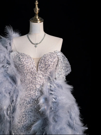 Robe de bal longue de soirée féérique à sequins gris argentés, bustier plissé et cape à plumes, style sirène, modèle N615