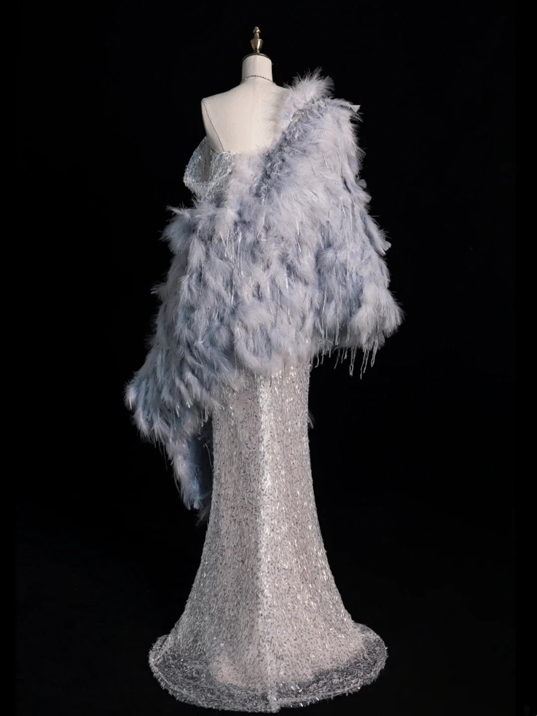 Robe de bal longue de soirée féérique à sequins gris argentés, bustier plissé et cape à plumes, style sirène, modèle N615
